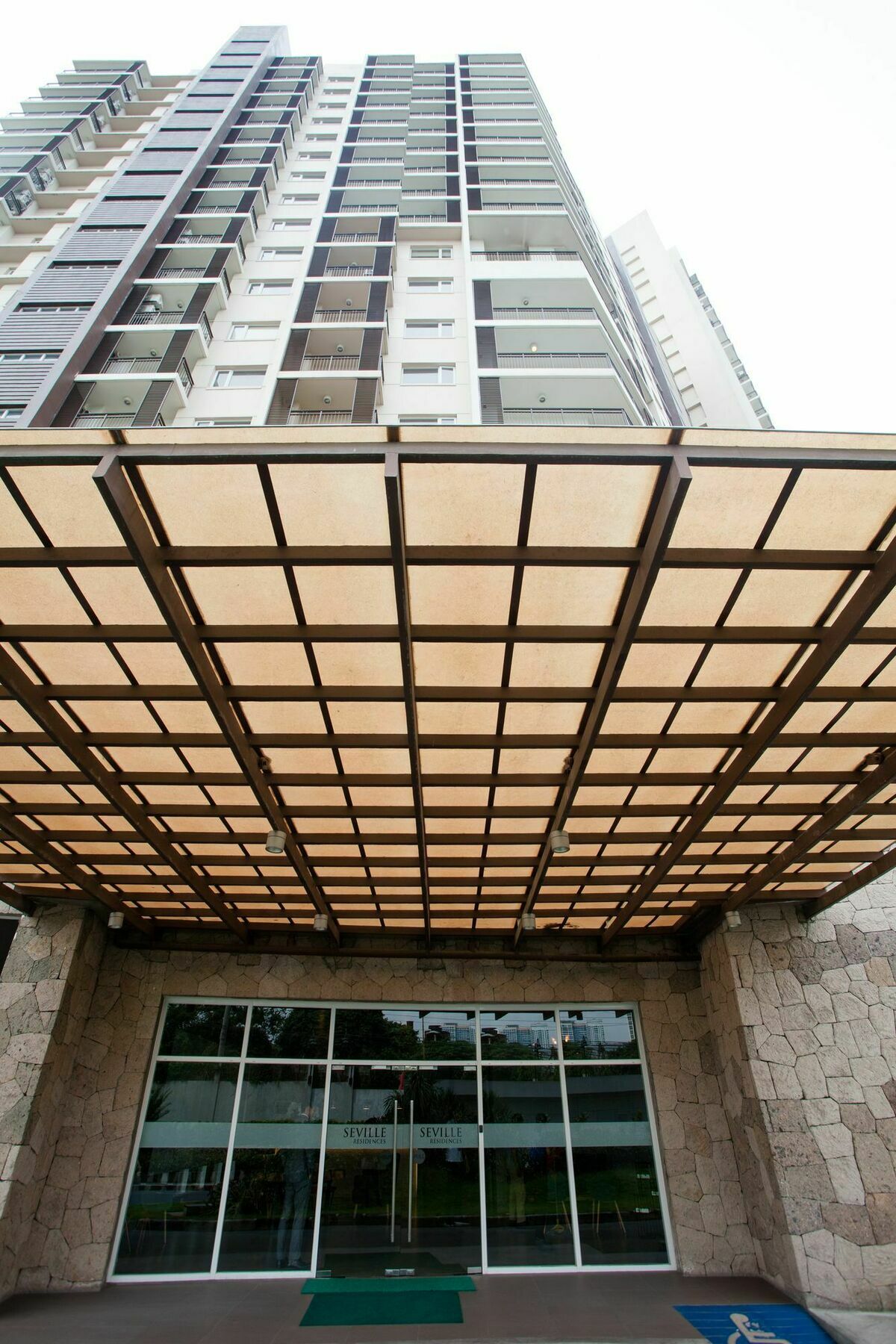 The Cirque Serviced Residences Quezon City Exterior photo