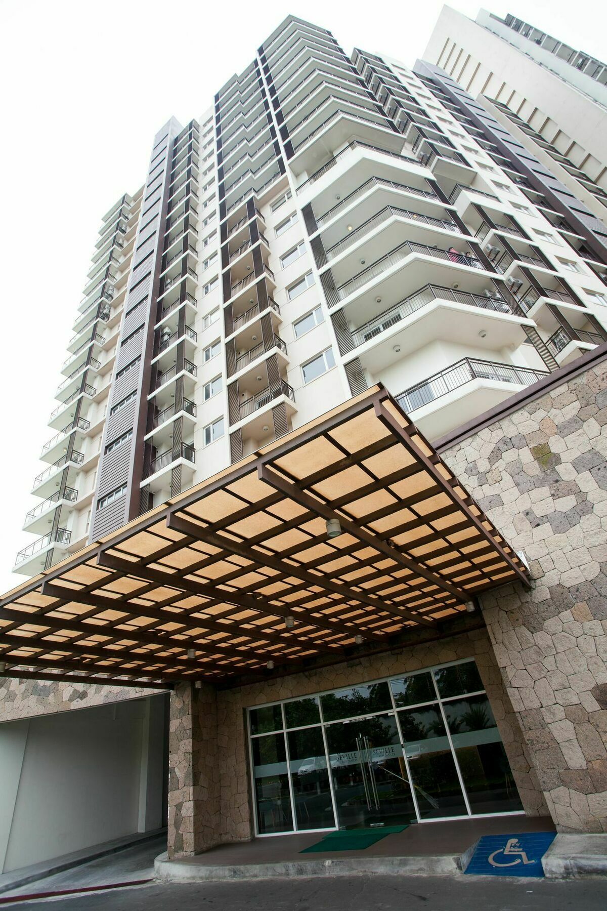 The Cirque Serviced Residences Quezon City Exterior photo