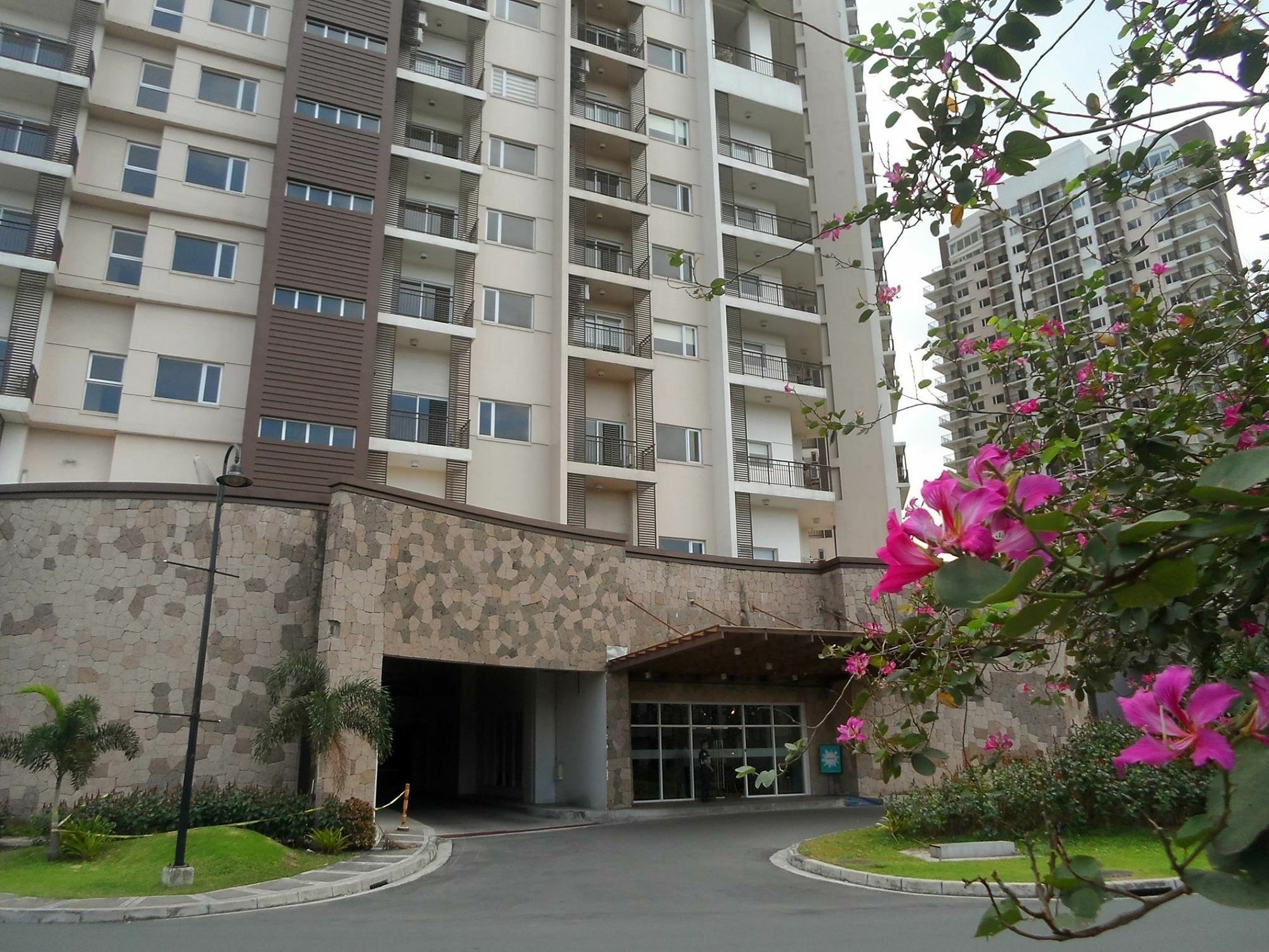 The Cirque Serviced Residences Quezon City Exterior photo